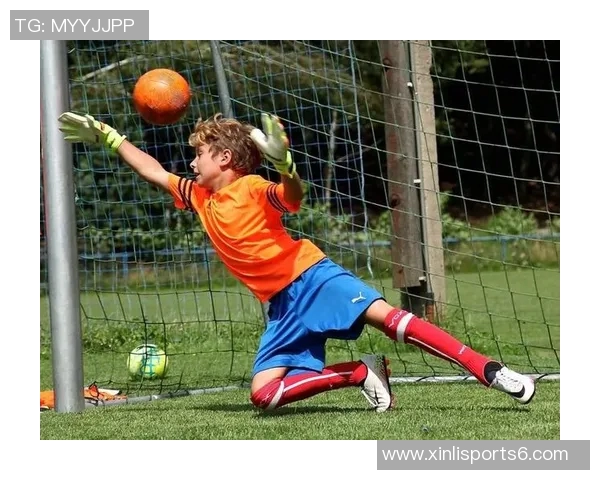 足球守门员GK的含义解析及其在比赛中的重要性探讨