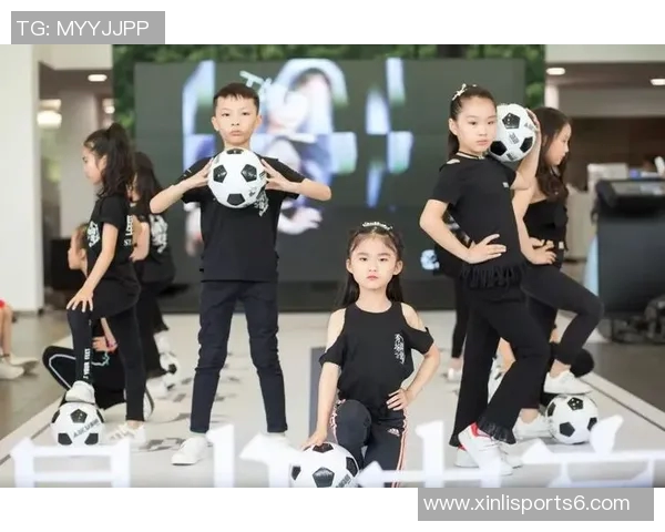 美国足球宝贝的魅力与风采揭秘他们如何成为赛场上的焦点与偶像